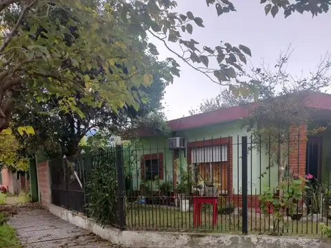Casa con cochera y parque