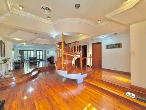 Casa en Venta con 2 cocheras