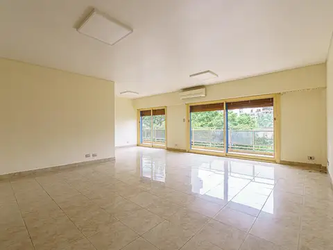Venta departamento de 4 ambientes con dependencia y cochera