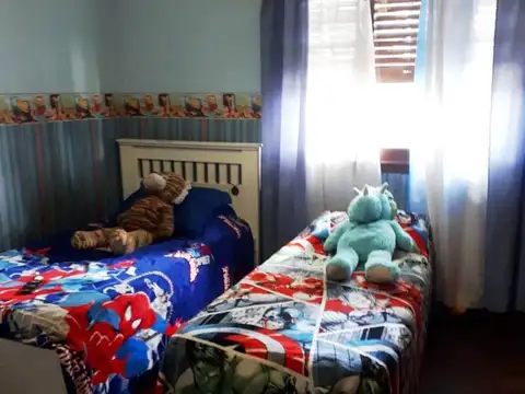 CHALET EN ESQUINA EN BARRIO MALVINAS