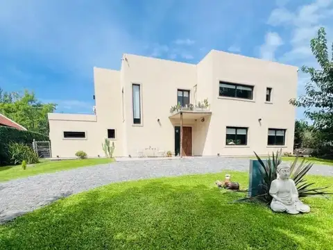 Hermosa Casa Tipo Chalet En Venta En Altos De Manzanares