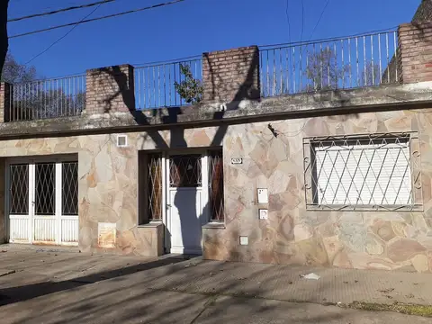 Casa 4 ambientes con 1 baño