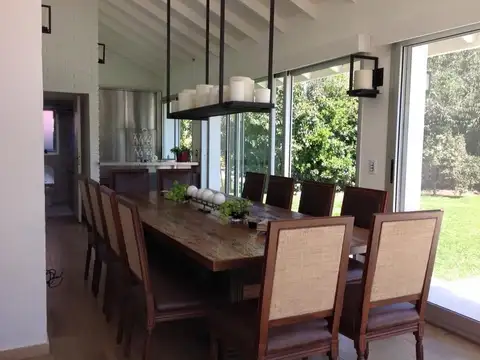 Casa 5 ambientes con 4 baños