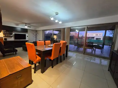 Casa 8 ambientes con 4 baños