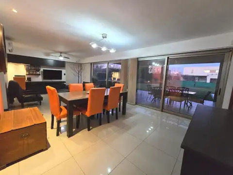 Casa en Alquiler con 2 cocheras