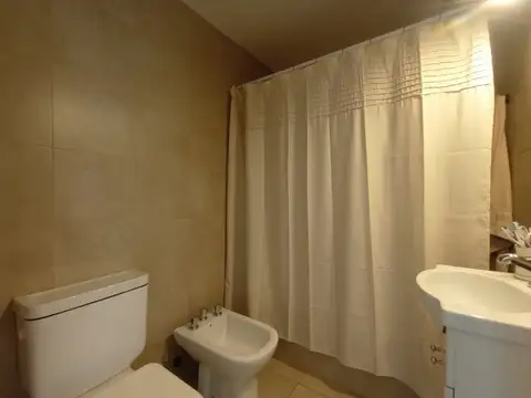 Monoambiente Amoblado al frente c/bcón. Baulera. Amenities. Apto Prof.