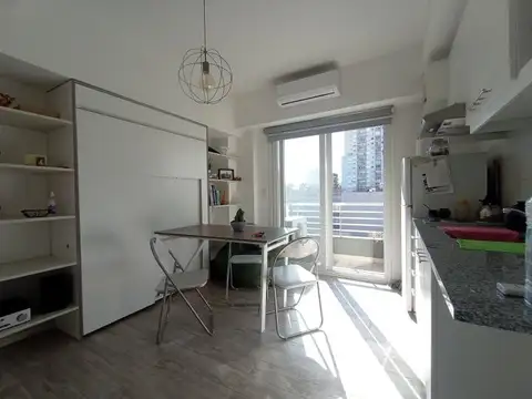 Monoambiente Amoblado al frente c/bcón. Baulera. Amenities. Apto Prof.