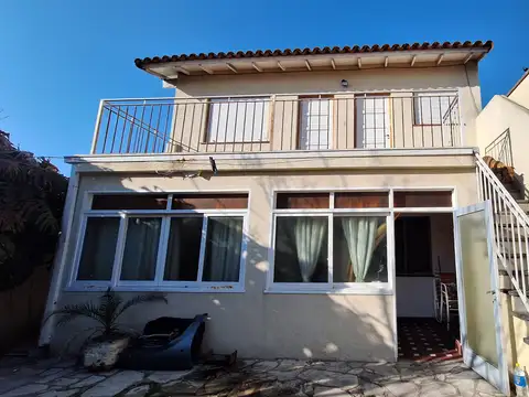 Chalet de 5 ambientes con terraza, cochera doble y patio con parrilla, a 9 cuadras de la estación.(GD-106)