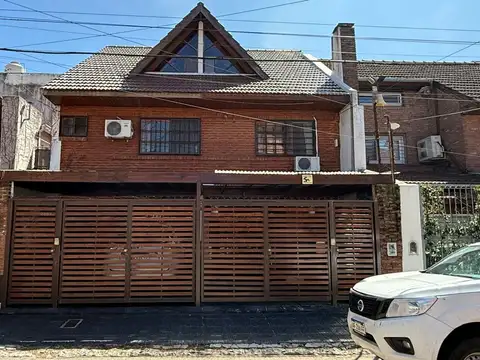 Excelente Duplex en 3 Plantas Reciclado a Nuevo