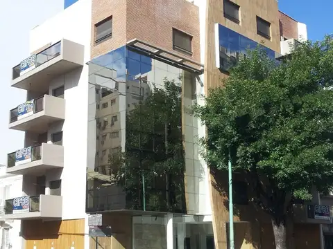 Piso de 4 ambientes mas escritorio ó dependencia completa, 2 balcones. Cochera doble. Baulera.
