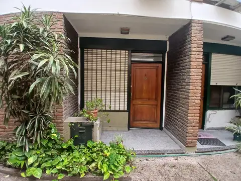 PH distribuido en dos plantas con patio y jardín, muy buena ubicación!