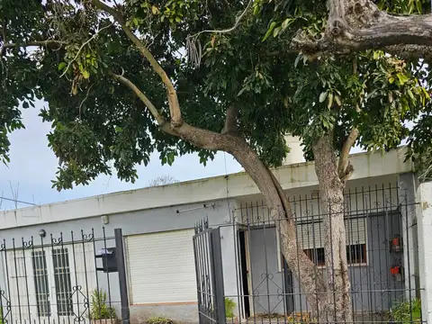 VENTA Casa 3 ambientes, garaje más local.