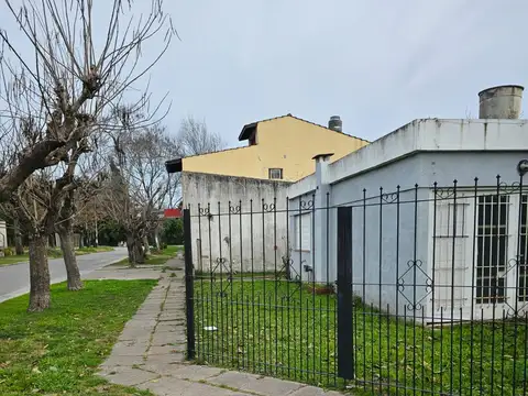 VENTA Casa 3 ambientes, garaje más local.