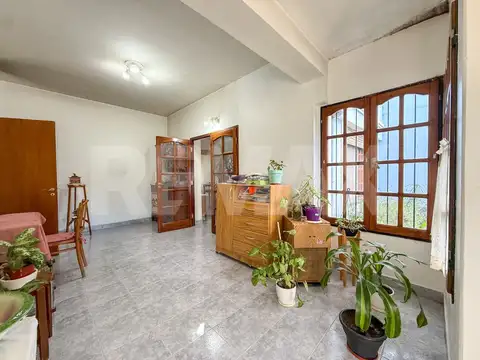 Casa 7 ambientes con 2 baños