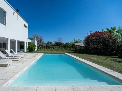Casa en Venta con 2 cocheras