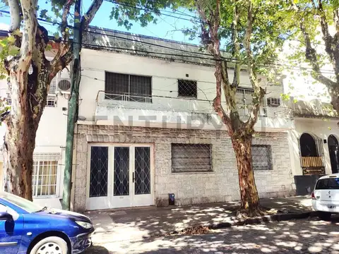 CASA EN VENTA A RECICLAR EN VELEZ SARFIELD CON JARDÍN