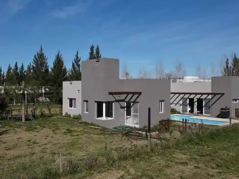 Casa 4 ambientes con 2 baños