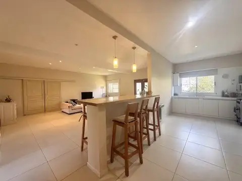 Casa en Venta con 4 cocheras