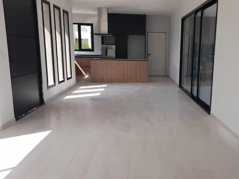 Casa 4 ambientes con 4 baños