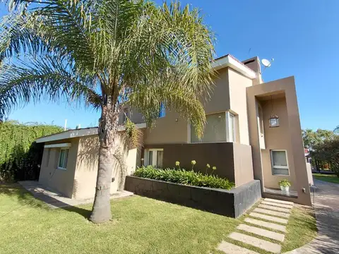 Casa en Alquiler con 2 cocheras