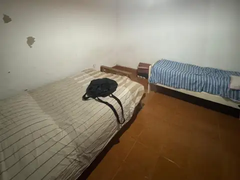 Casa amplia con garage y todos los servicios.