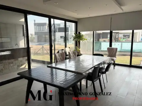 Casa en Alquiler con 1 cochera