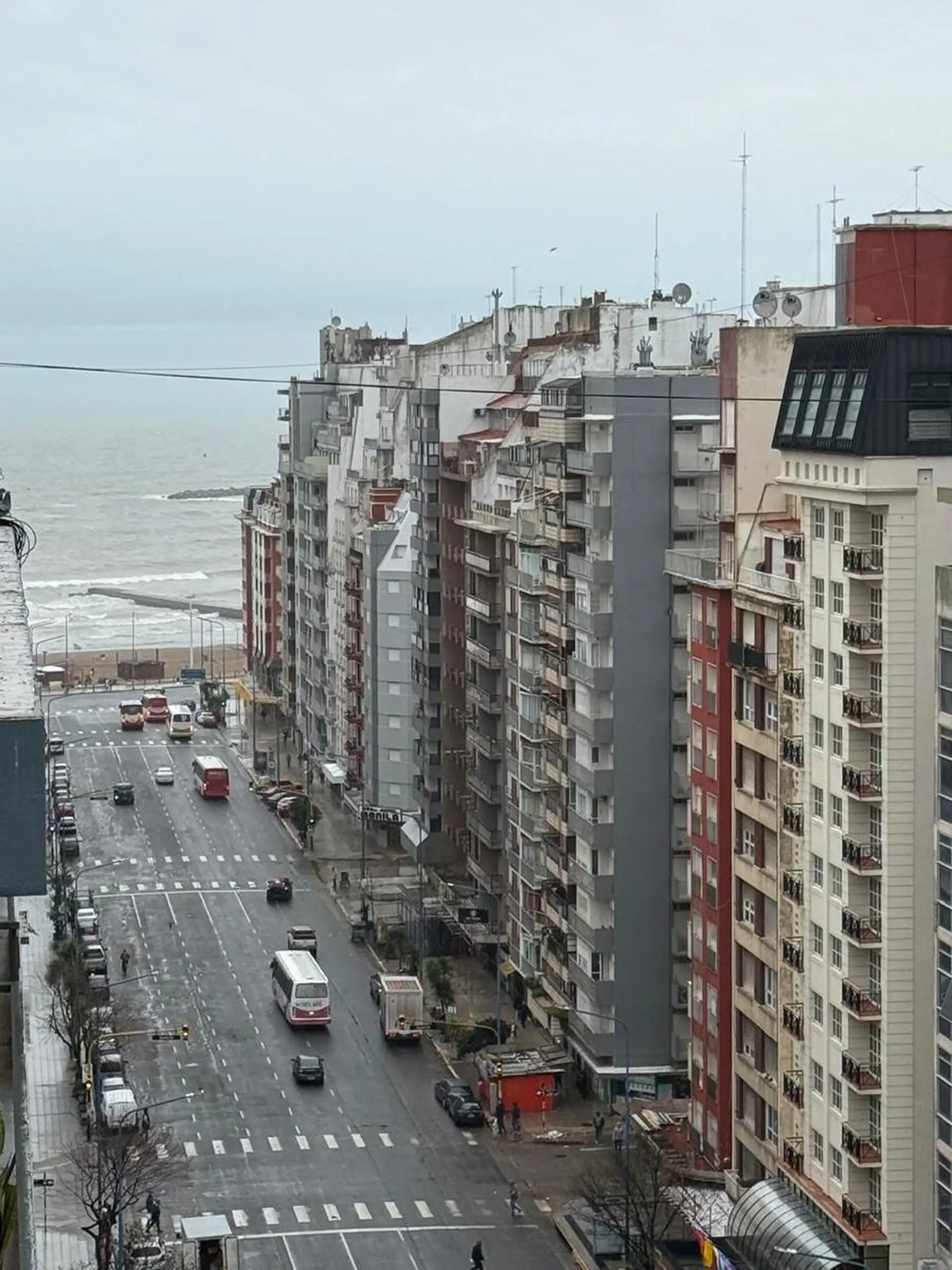 Departamento de tres ambientes a la calle con balcón y vista lateral al mar