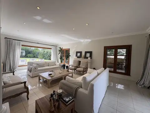 Casa en Alquiler con 3 cocheras
