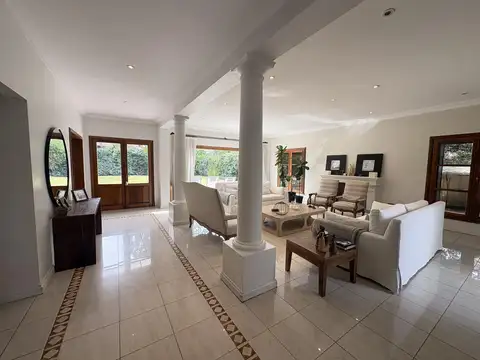Casa 9 ambientes con 3 baños