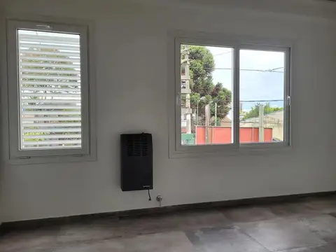 Depto Tipo Casa en Alquiler en Castelar, $ 1.050.000
