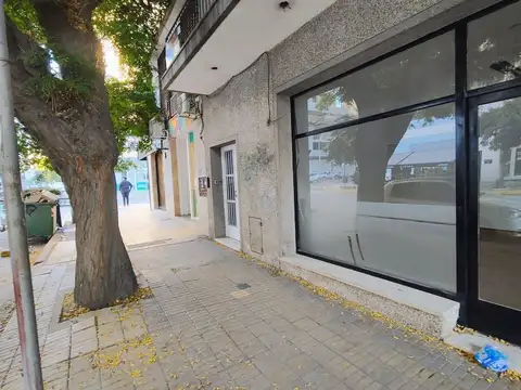 Se alquila local comercial 