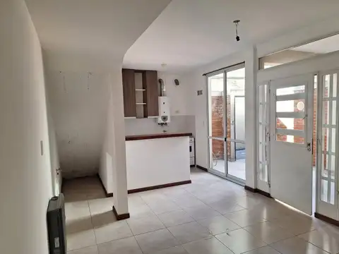 Casa 4 ambientes con 1 baño