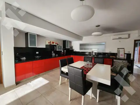 Casa 8 ambientes con 4 baños