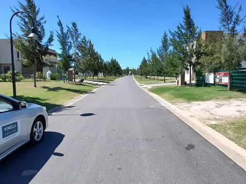 Lote en venta sobre el rio de 900m2 en B° náutico El Naudir