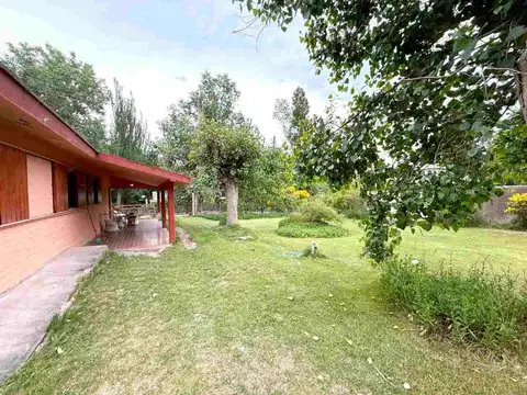 Casa en venta con amplio jardín en Potrerillos