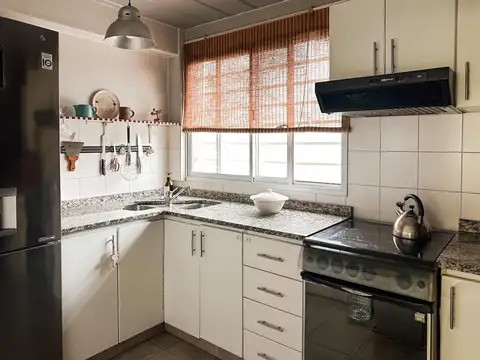 Casa 7 ambientes con 2 baños
