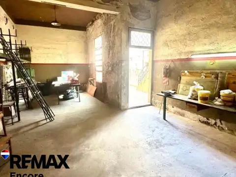En venta casa con local a refaccionar en Barracas