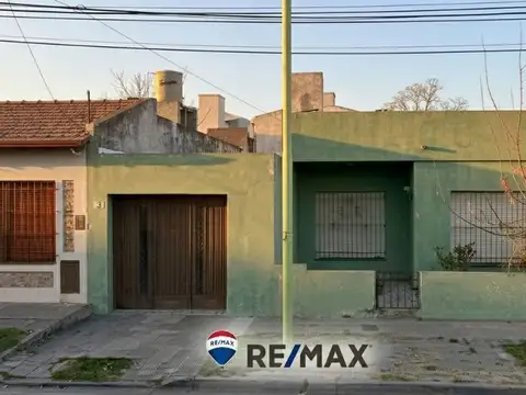 VENTA CASA A RECICLAR  MAS DEPARTAMENTO INTERNO