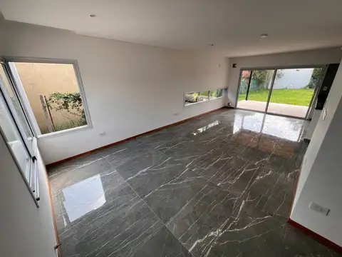Casa 6 ambientes con 2 baños