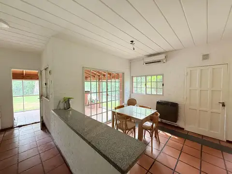 Casa 4 ambientes con 2 baños
