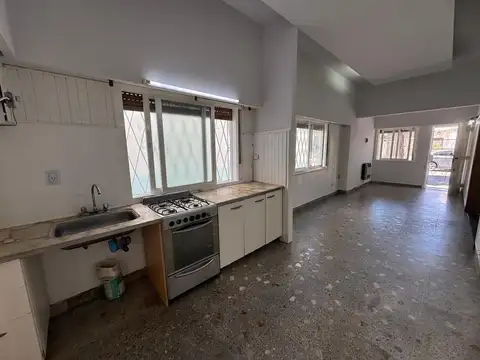 P.H. TOTALMENTE INDEPENDIENTE EN VILLA SARMIENTO - VENTA