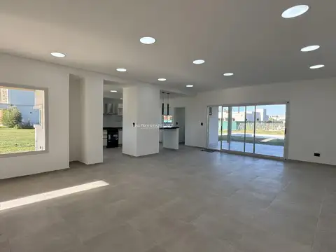 Casa 4 ambientes con 3 baños