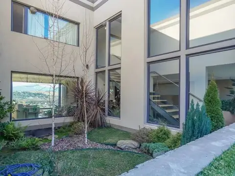 Casa 7 ambientes con 4 baños