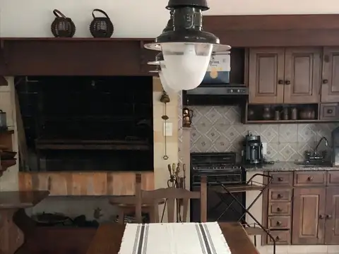 CASA CON BUEN DISEÑO -AMBIENTES AMPLIOS Y COMODOS - DEPENDENCIA DE SERVICIO - ESCRITORIO-EN DOS PLAN