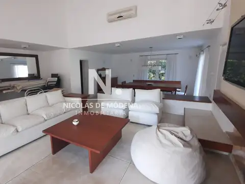 Exclusiva casa de 4 dormitorios con piscina en Punta del Este en venta