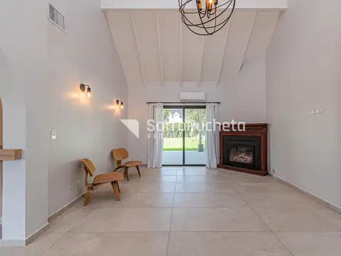 Venta casa 5 ambientes con amplio jardín , galería y piscina en San Diego.