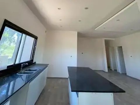 Casa Minimalista con Pileta en Barrio San Ramón