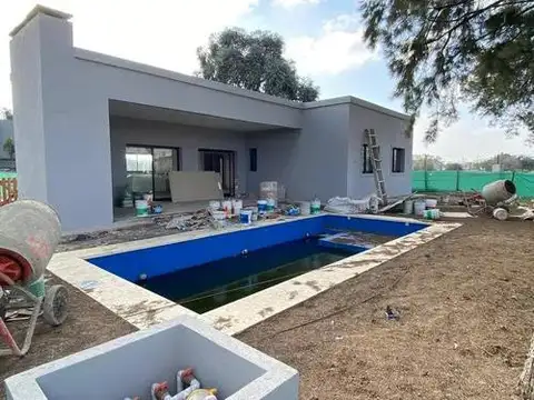 Casa Minimalista con Pileta en Barrio San Ramón