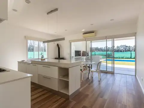 Casa 5 ambientes con 1 baño