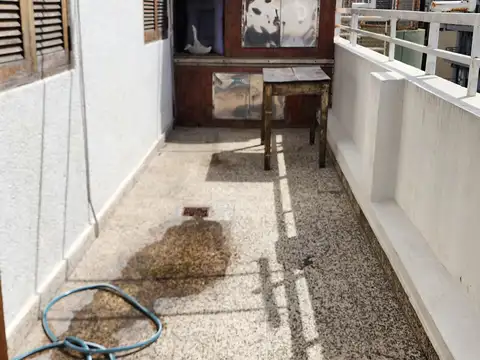  3 ambientes al frente con balcón terraza y parrilla. Servicios individuales.62 metros todo luz-